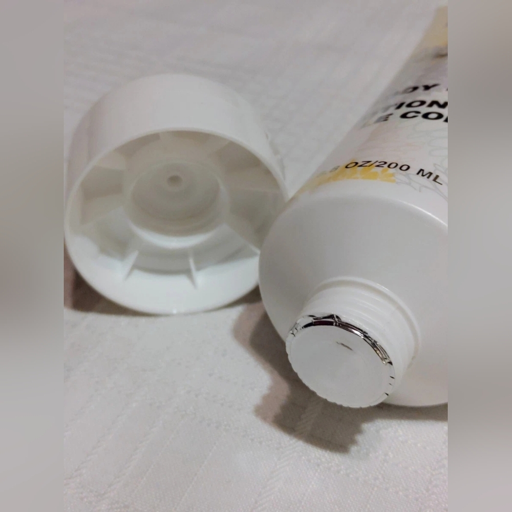 No. 7 Body Lotion by English Laundry - Picture 5 of 5